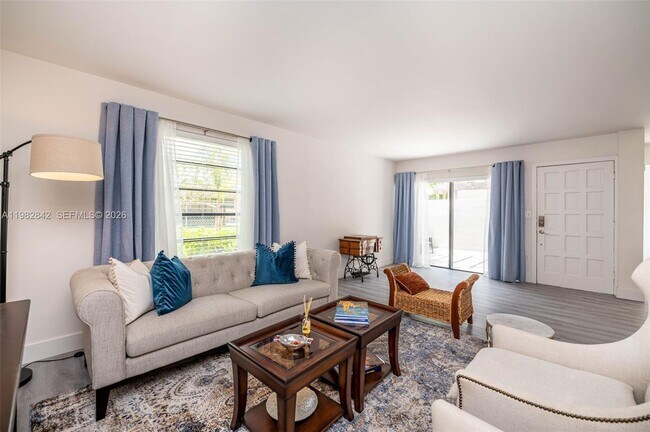 Building Photo - 4702 SW 67th Ave