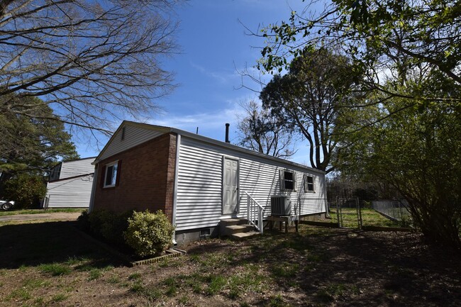 Building Photo - 3 Bedroom 2 bathroom