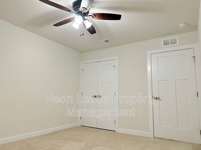 Foto del edificio - 7643 Central Parke Blvd