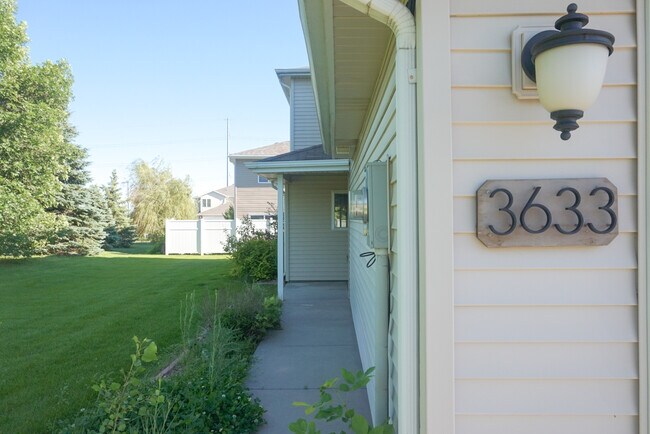Foto del edificio - 3633 McLaughlin Dr