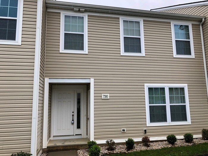 Primary Photo - SPACIOUS 3 BEDROOM 3.5 BATH TOWN HOME!