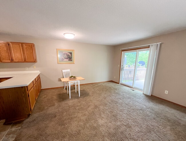Dining Area - 815 Creekside Cir