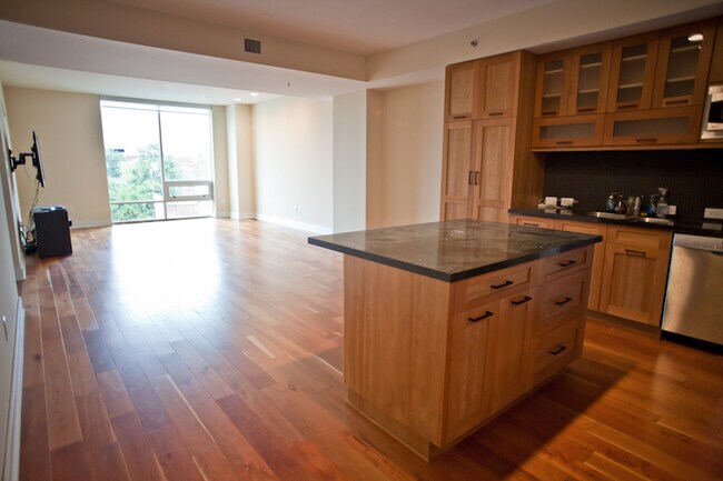 Foto del edificio - Rare Opportunity: Stunning and Spacious One-Bedroom Condo in Greenbridge!
