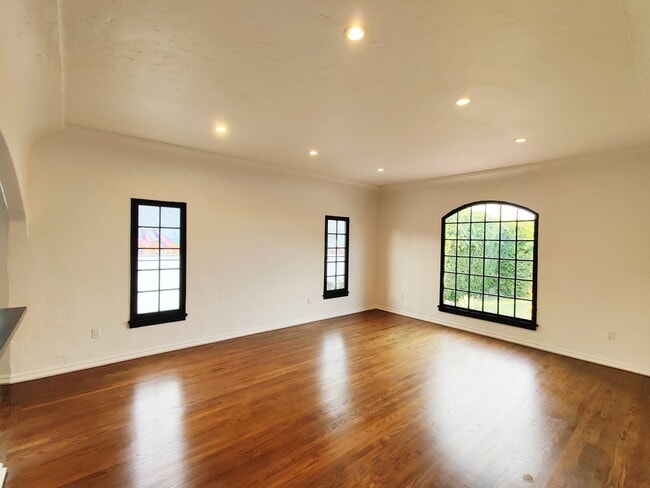 Building Photo - 1419 S Sherbourne Dr