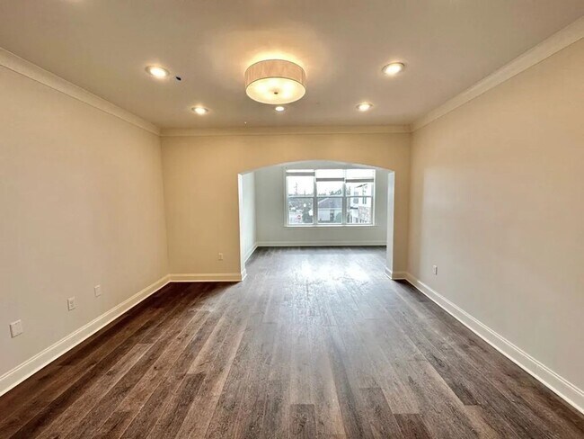 Building Photo - 3350 Country Club Rd