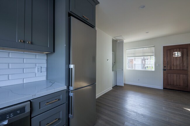 Foto del edificio - 135 South La Brea Avenue, Unit 1