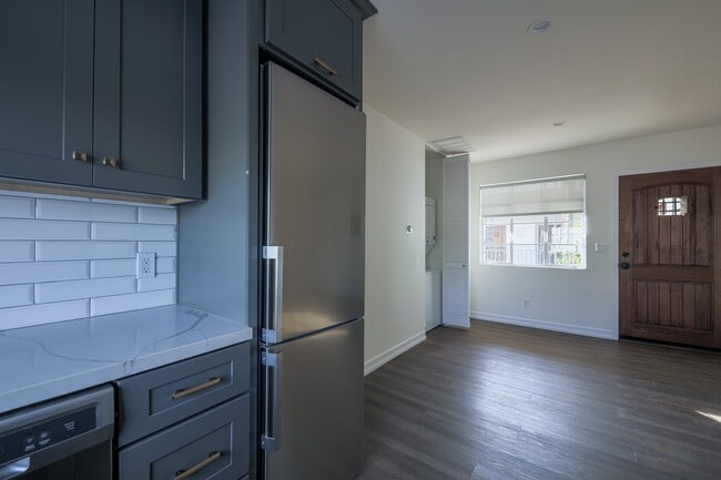 Building Photo - 135 South La Brea Avenue, Unit 1
