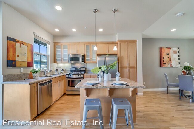 Building Photo - 2 br, 2.5 bath House - 566 N 7th St