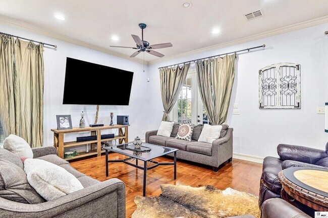 Foto del edificio - 237 River Oaks Dr