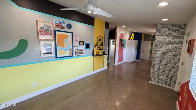 Building Photo - 706 E Whitton Ave