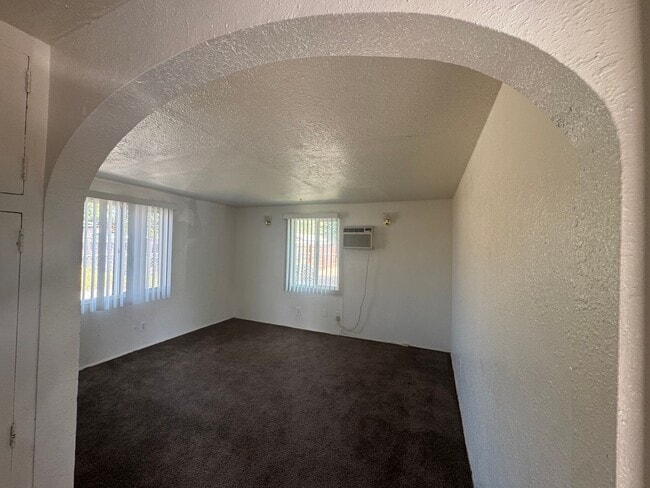 Building Photo - 4006 Mennes Ave