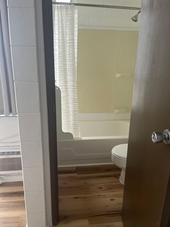 Foto del edificio - Recently Remodeled Studio In The Heart of Waikiki.