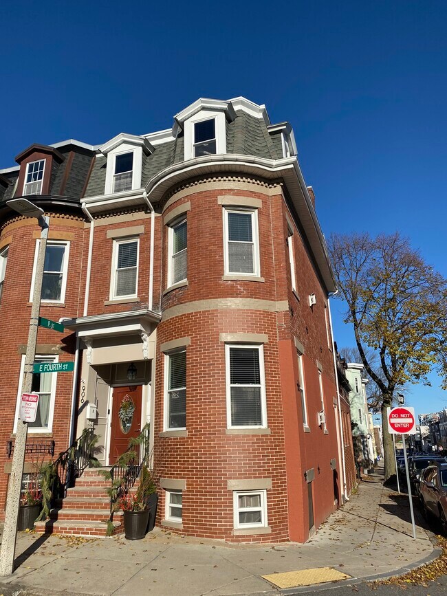 Building Photo - 906 E 4th St