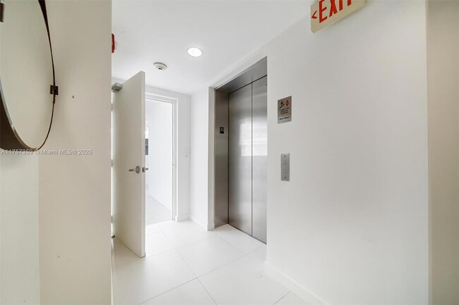 Foto del edificio - 720 NE 62nd St