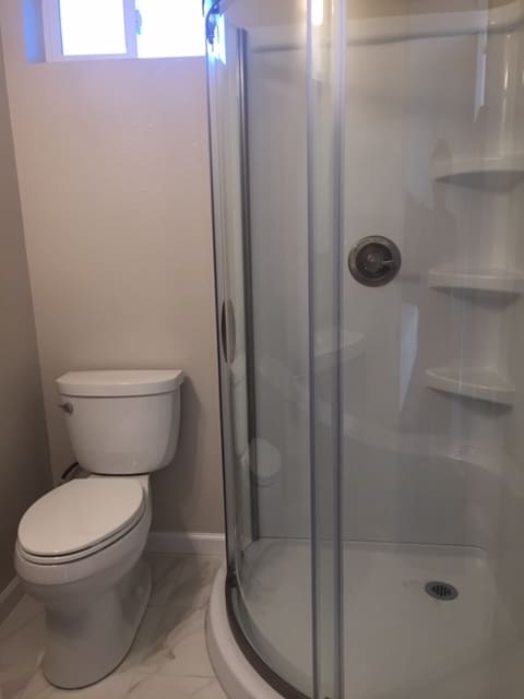 Baño moderno bellamente diseñado - 5272 Yorkton Way