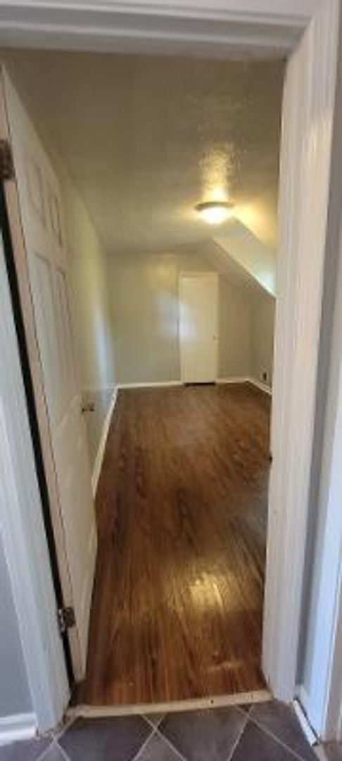 Foto del edificio - Spacious One Bedroom with ALL Utilities in...