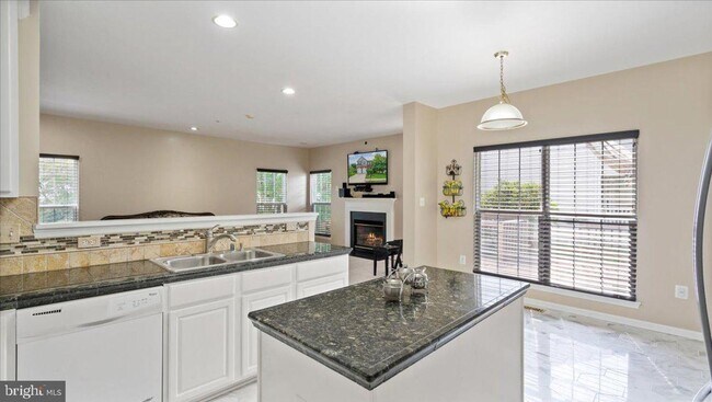 Foto del edificio - Near the VRE!!!