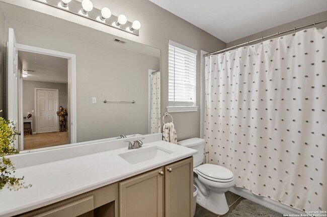 Foto del edificio - 2219 Cardigan Hill