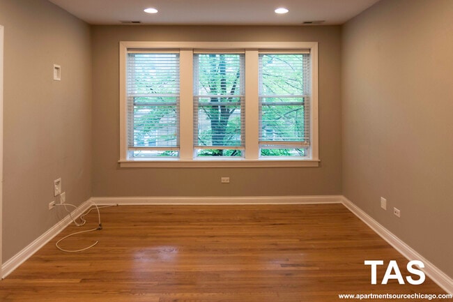 Foto del edificio - 3804 N Marshfield Ave