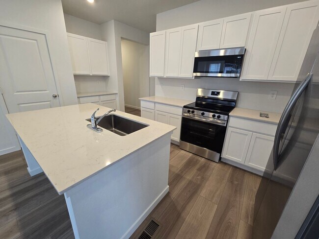 Foto del edificio - Brand New Townhome within walking distance to Elementary School
