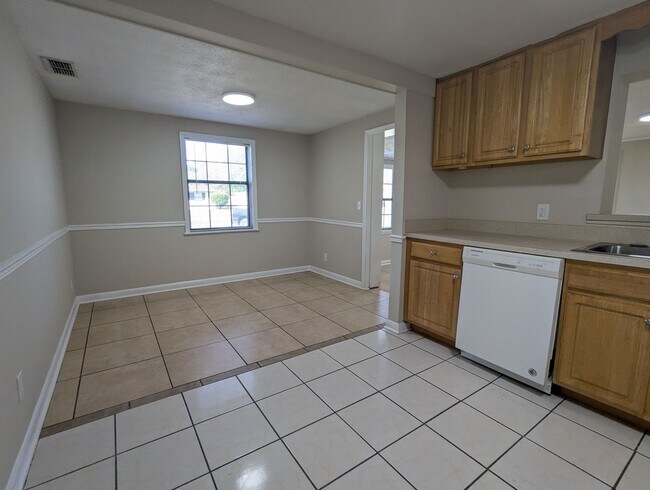 Foto del edificio - Now Available! Large 3bd, 1.5 bath with ea...