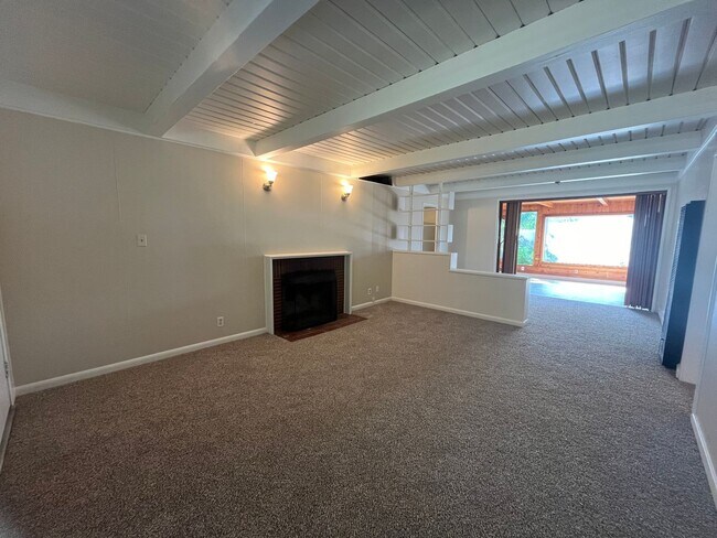 Foto del edificio - 2 bed 1 bath single family home with back yard and garage space