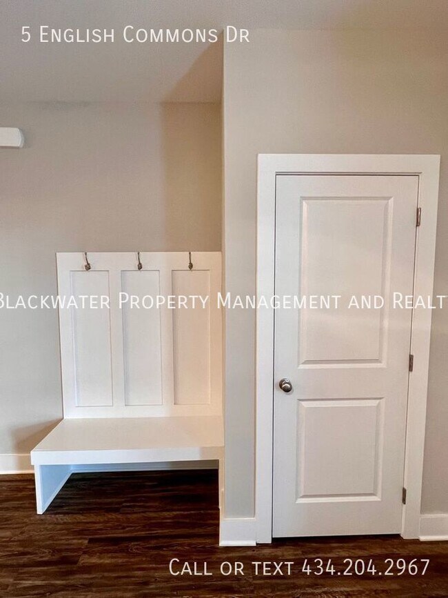Building Photo - Act Fast! 2 Bedroom in English Commons!