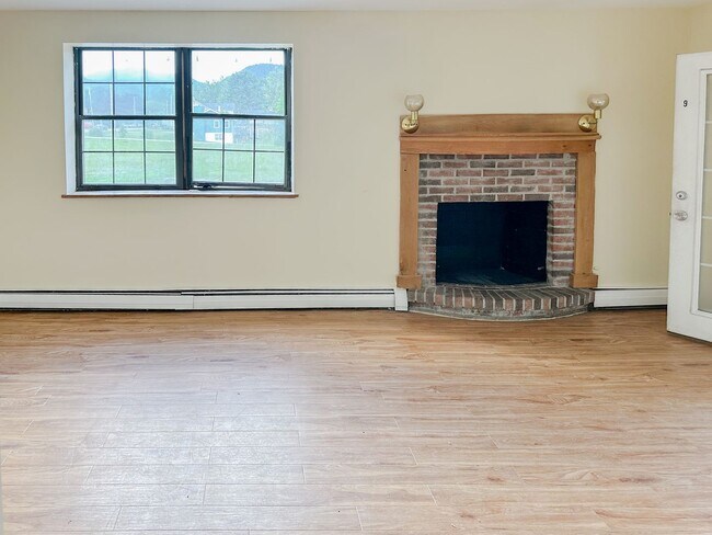 Foto del edificio - Renovated 1br in Country Setting with Private Deck