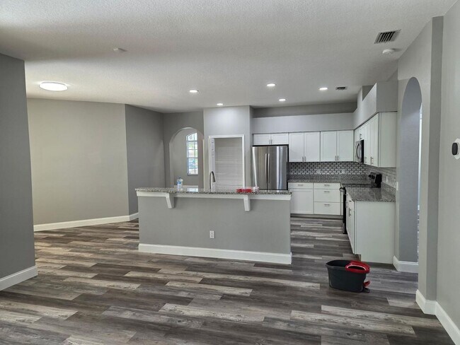 Building Photo - Newly remodeled 3146sf with 4 bedroom and ...