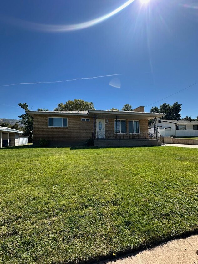 Foto principal - Modern 4-Bedroom South Ogden Home with 2 K...