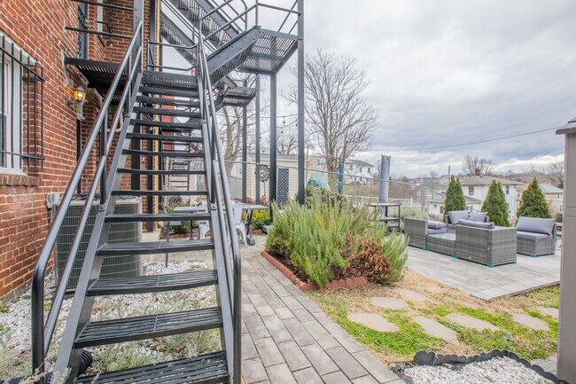Building Photo - Cozy 2 BR/1 BA Apartment in Deanwood!
