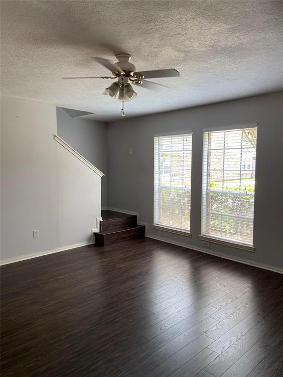 Foto del edificio - 938 Birnham Woods Blvd