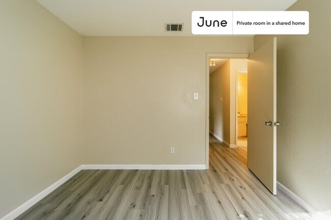 Building Photo - Private bedroom in 4 bed/2 bath Home