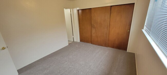 Building Photo - This is a great 1-bdr right in the heart o...