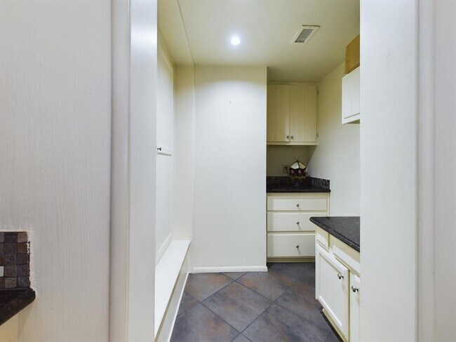 Building Photo - 1302 Marina Bay Dr