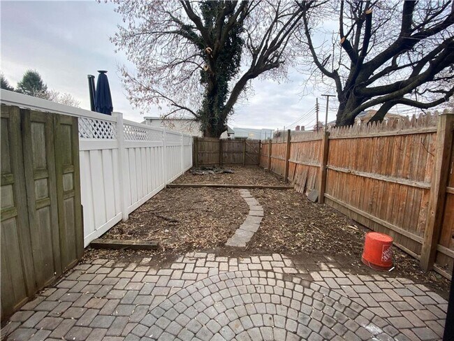 Foto del edificio - Charming three-bedroom row house available for rent in the desirable Nazareth