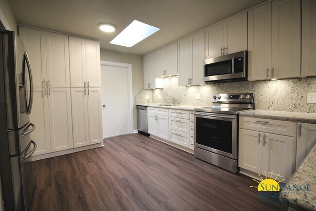 Foto del edificio - Beautiful Fully Renovated 2 Bedroom Townhouse