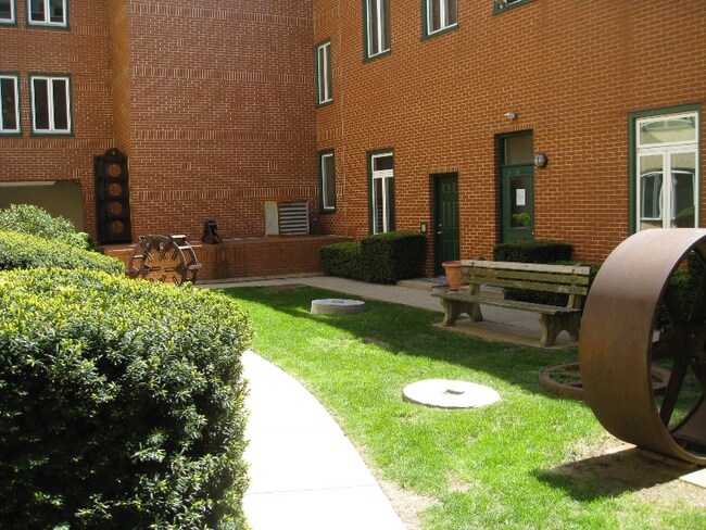 Building Photo - 136 N Bread St