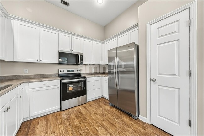 Foto del edificio - 1555 Bradley Blvd