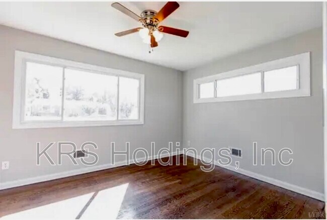 Foto del edificio - 103 Middleboro Pl