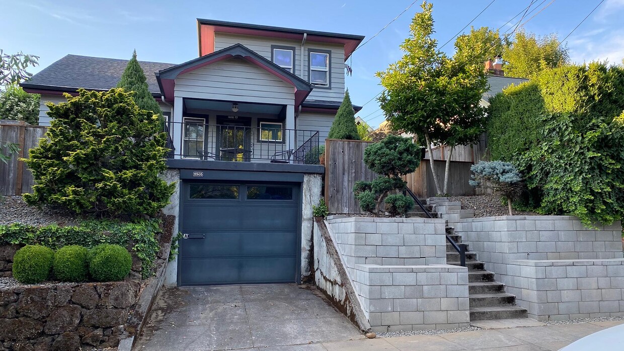 view of house from street - 2505 SE Ash St