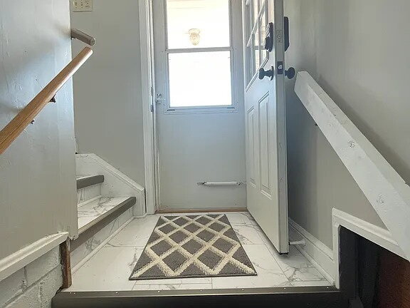 Building Photo - Beautiful house that features a master bedroom on the first floor