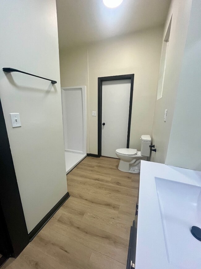 Building Photo - 914 7th Ave