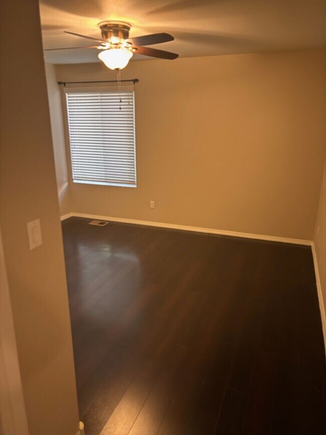 Foto del edificio - Executive 2 story Town house 4 Bedroom 3 b...