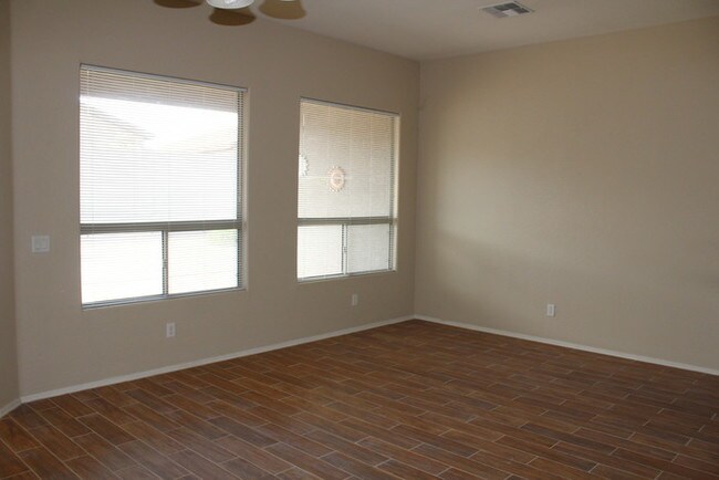 Building Photo - Single Level! All Tiles! Refrigerator!