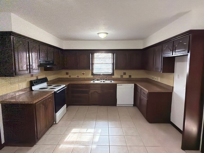 Building Photo - WOW! Look at this property ! You cant beat this price!