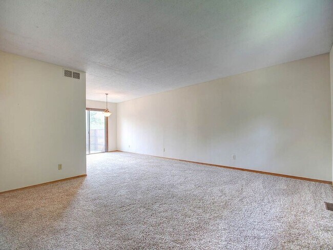 Foto del edificio - Spacious 4-Bedroom Home in Champaign