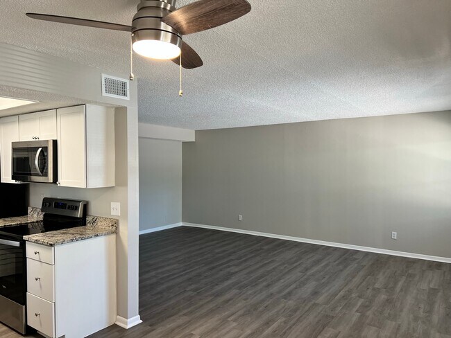 Foto del edificio - 2 Bed/1 Bath - Unit 106