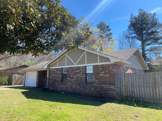 Building Photo - 10611 Chateau - Available Now!