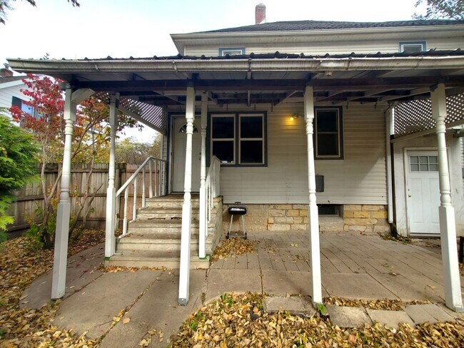 Building Photo - FOR RENT- Large home on Western Ave! Pets ok!